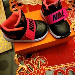Nike Team Hustle D8 Kids/toddler 5c pink/black